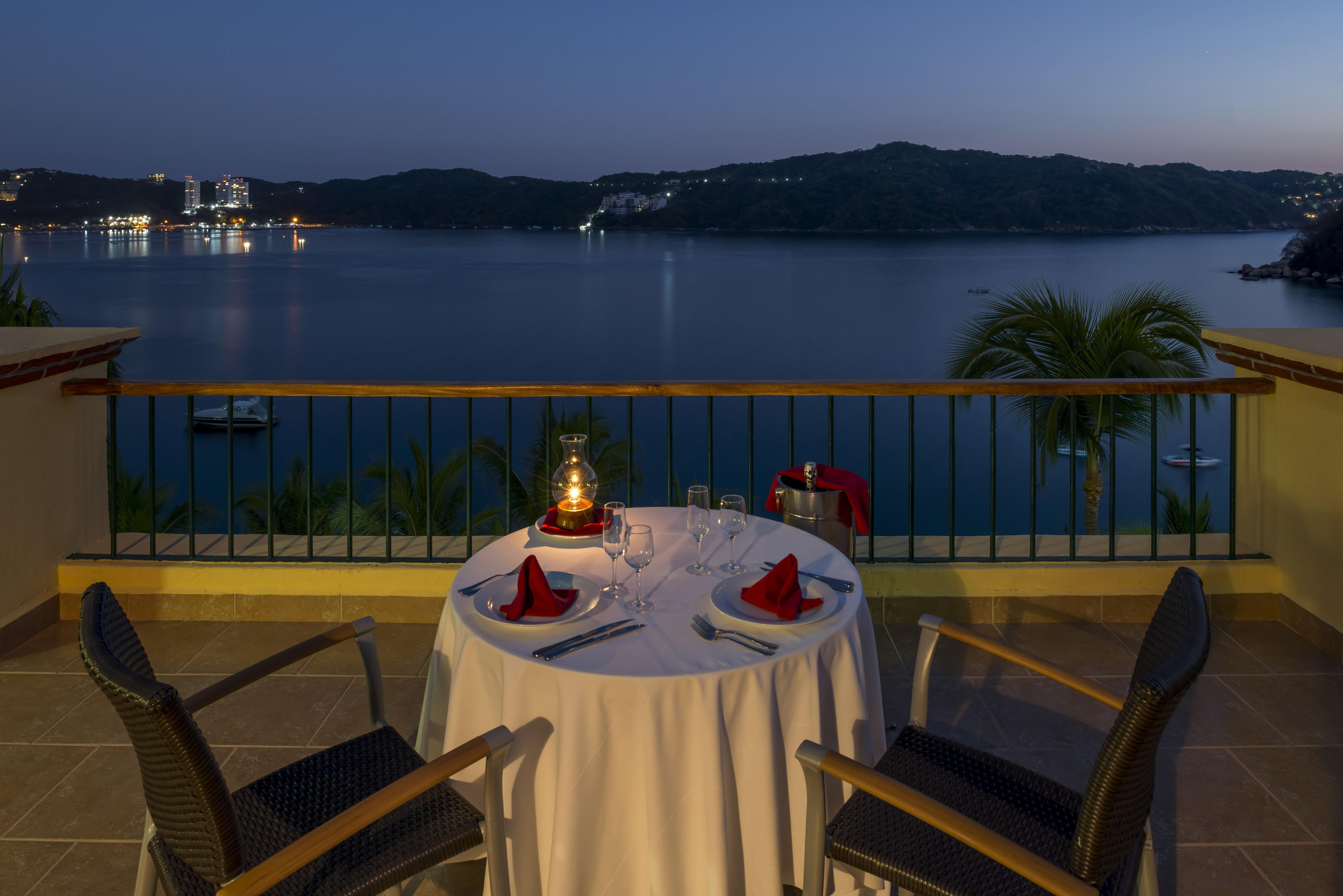 Camino Real Acapulco Diamante Hotel Bagian luar foto A table set for dinner