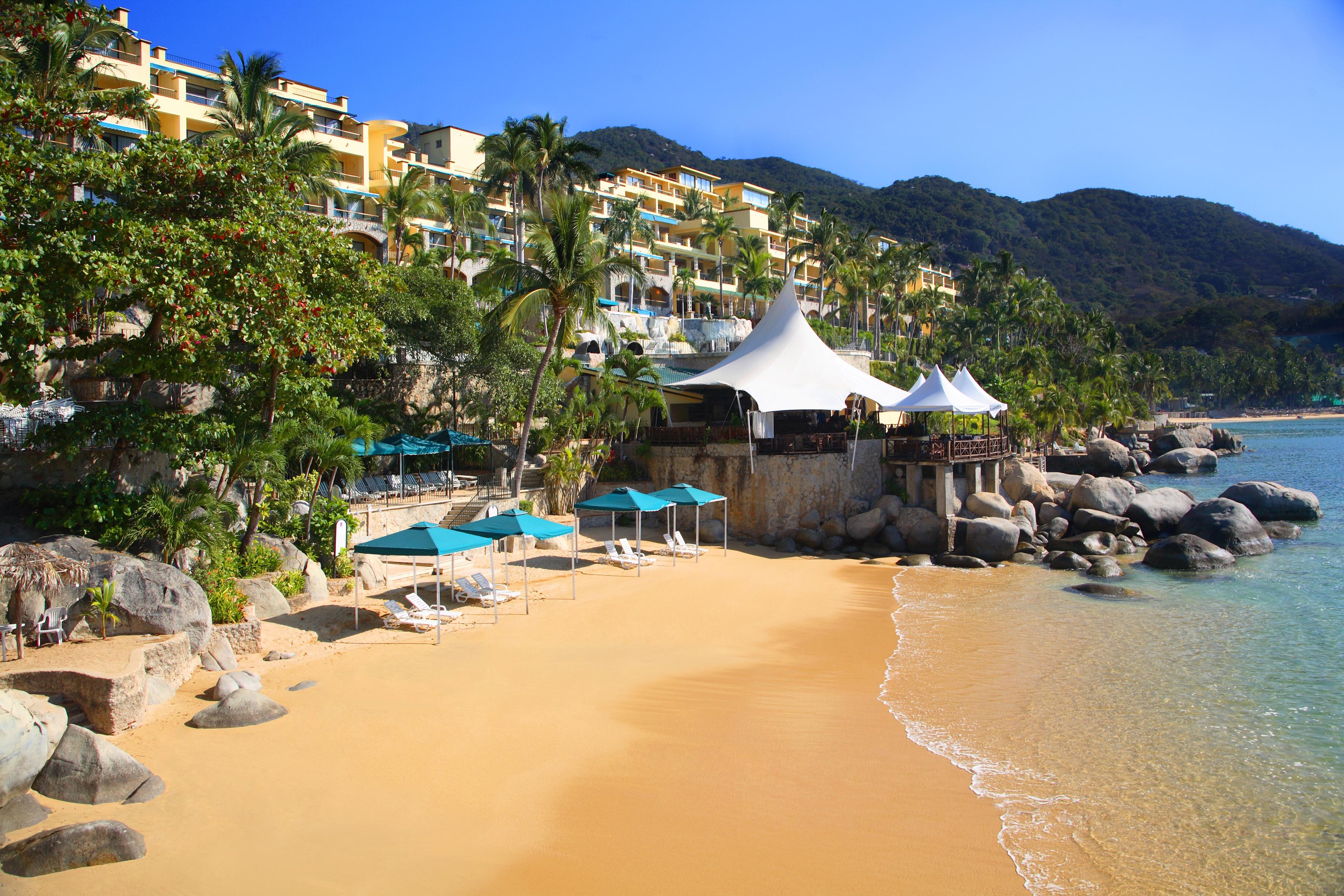 Camino Real Acapulco Diamante Hotel Bagian luar foto The beach at the Shangri-La resort