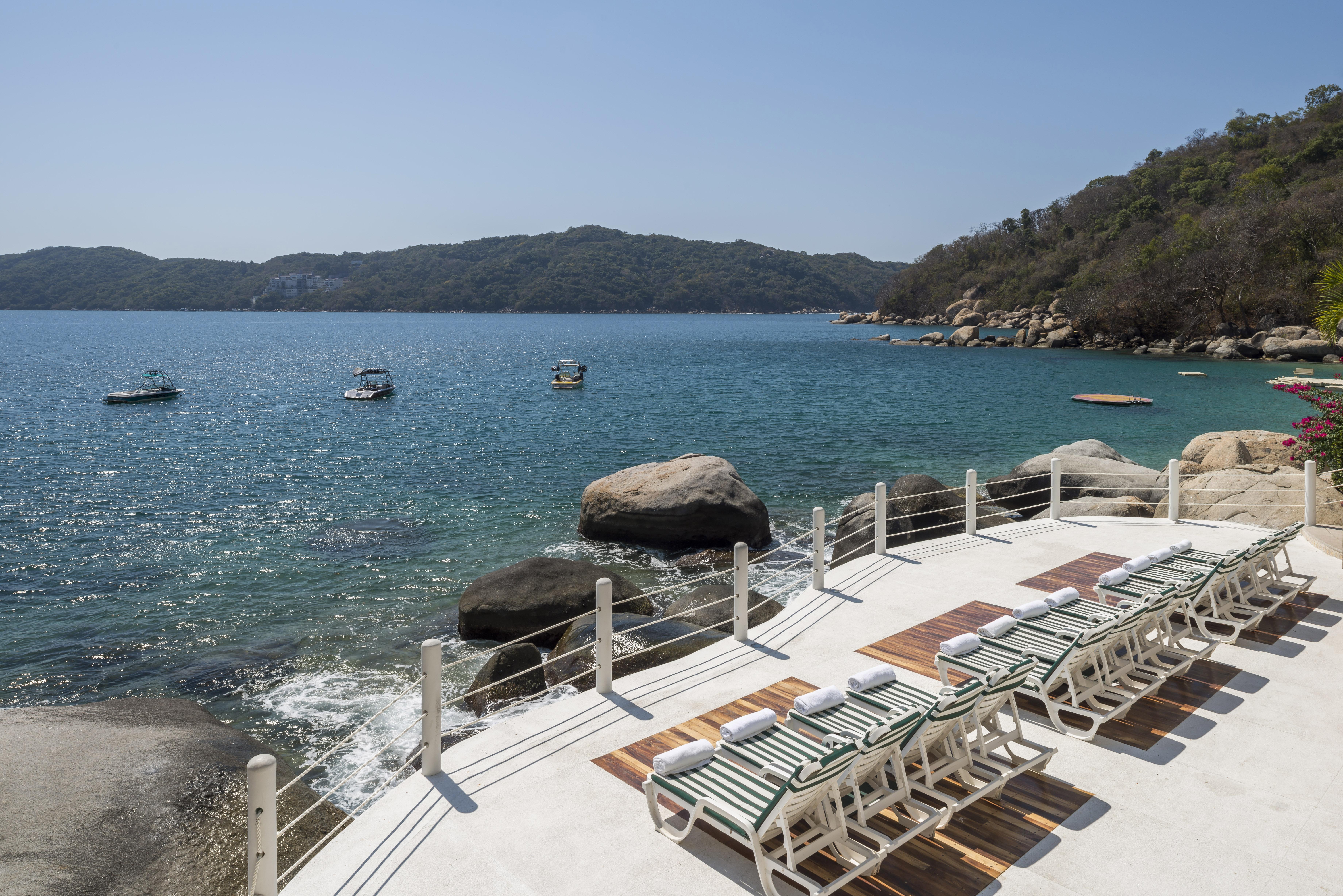 Camino Real Acapulco Diamante Hotel Bagian luar foto View of the bay