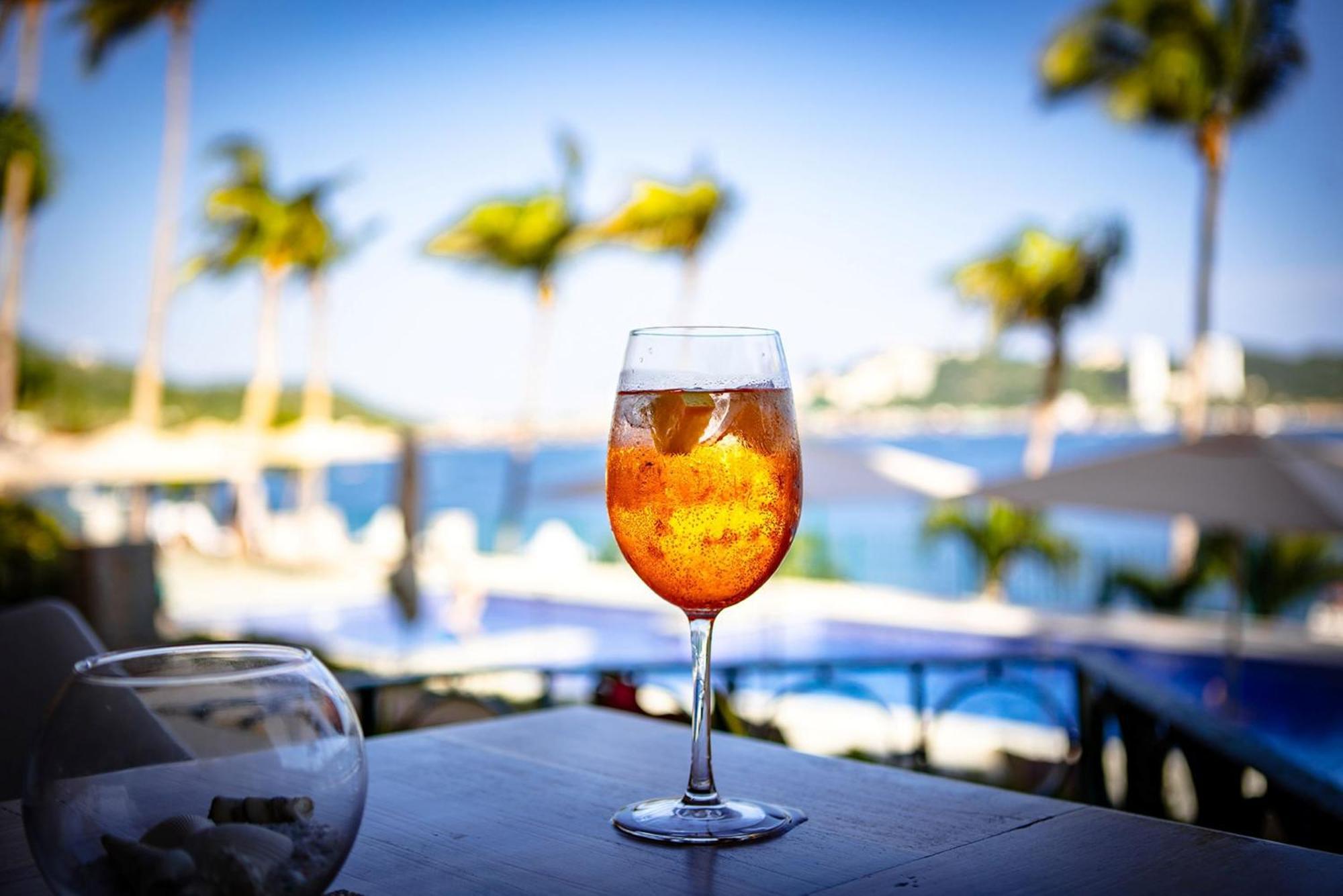Camino Real Acapulco Diamante Hotel Bagian luar foto A glass of Aperol Spritz