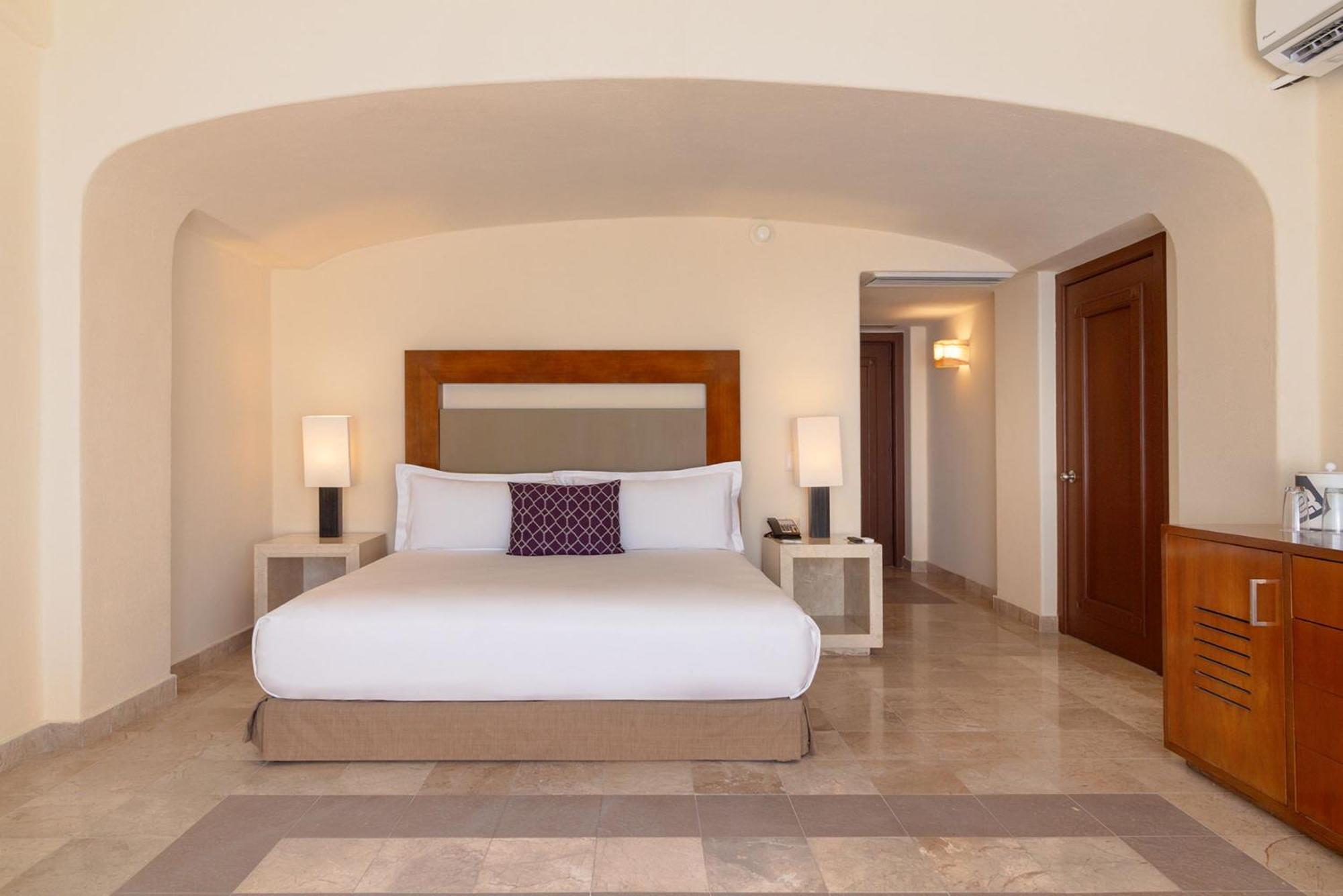 Camino Real Acapulco Diamante Hotel Bagian luar foto A bedroom at the hotel