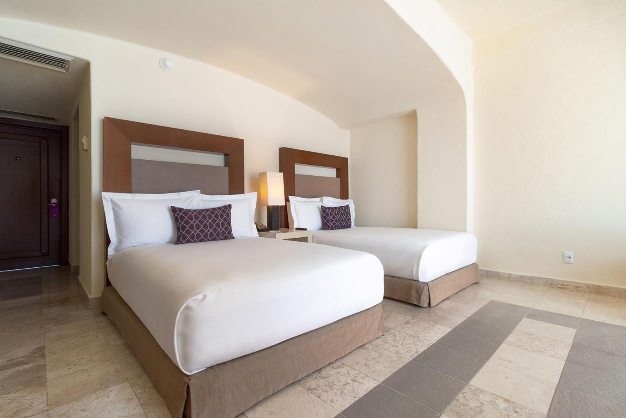 Camino Real Acapulco Diamante Hotel Bagian luar foto A guest room at the hotel
