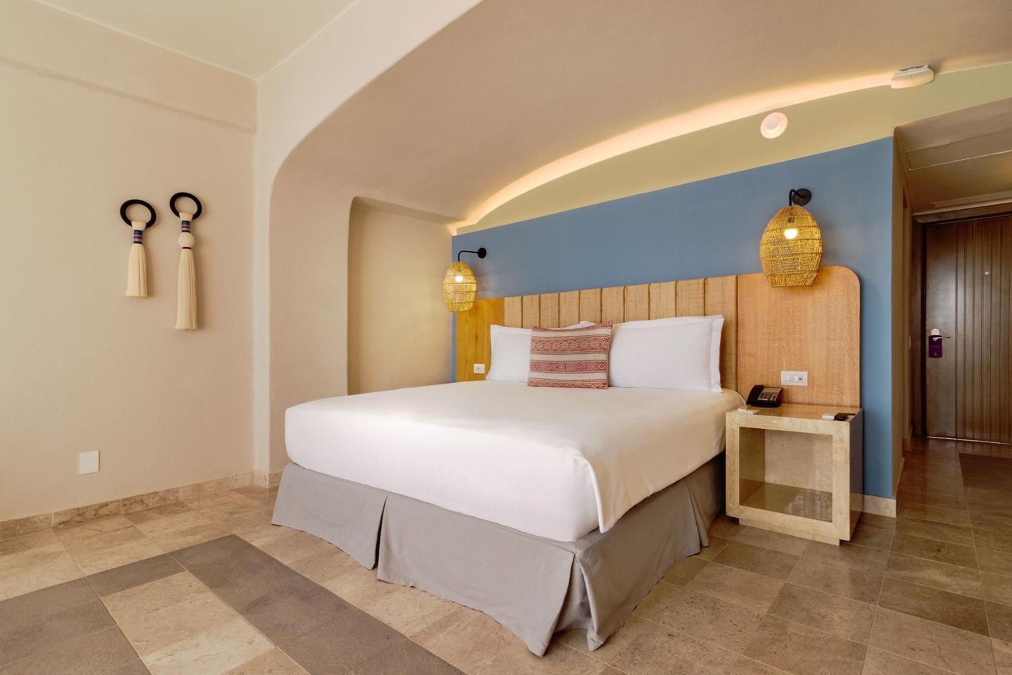 Camino Real Acapulco Diamante Hotel Bagian luar foto A bedroom at the Iberostar Grand Hotel at Playa Paraíso, Tenerife