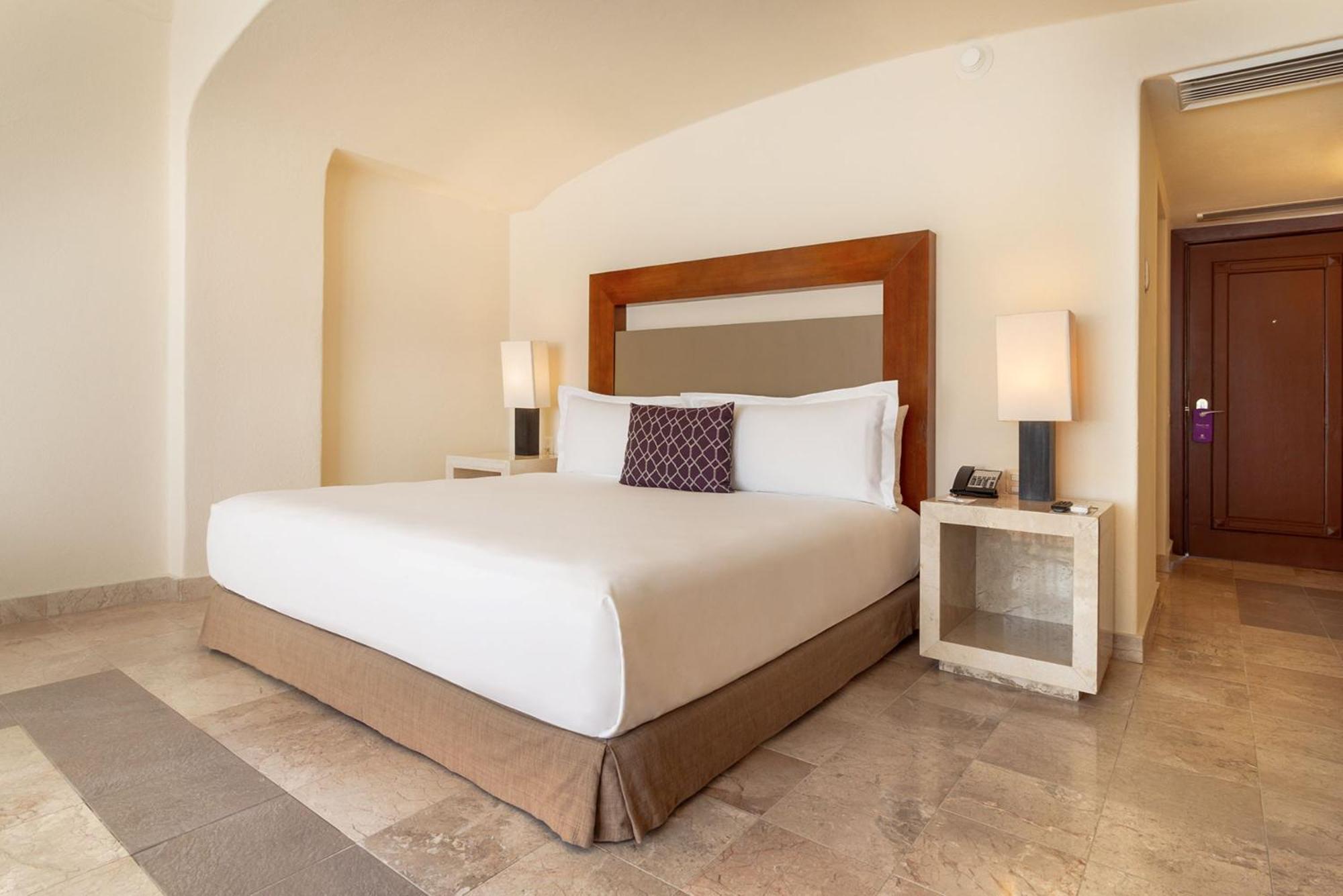 Camino Real Acapulco Diamante Hotel Bagian luar foto A bedroom at the Four Seasons Hotel