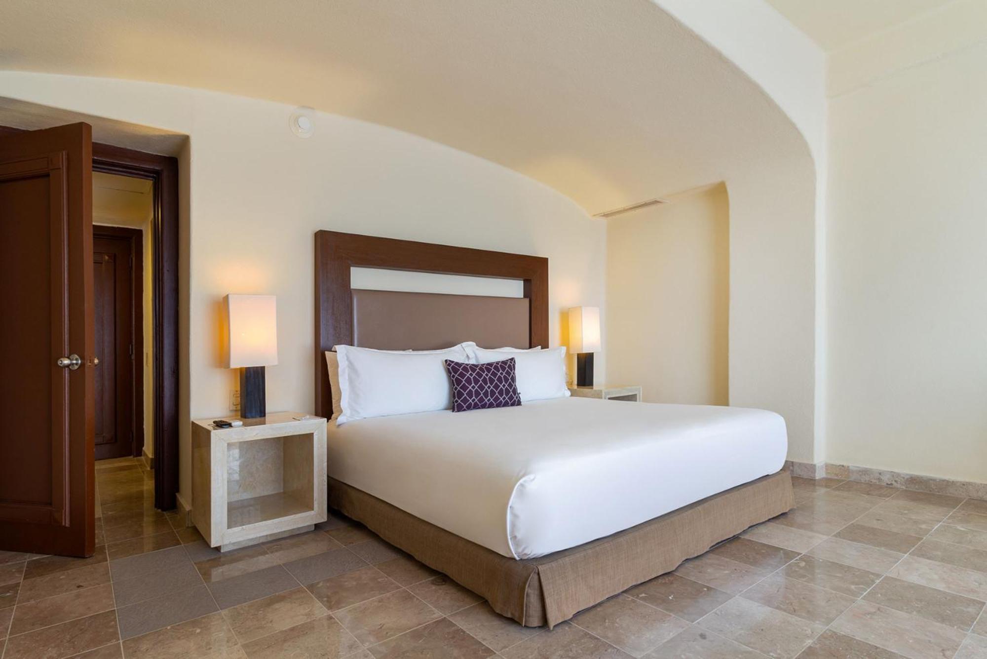 Camino Real Acapulco Diamante Hotel Bagian luar foto A bedroom at the Four Seasons Hotel